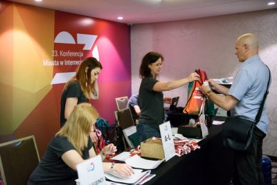Rejestracja, kuluary, stoiska partnerów i sponsorów - zdjęcie 12