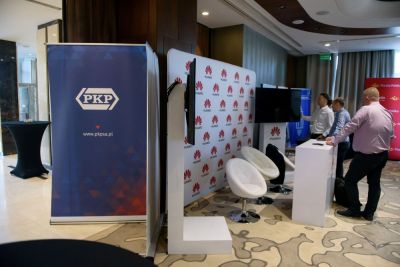 Rejestracja, kuluary, stoiska partnerów i sponsorów - zdjęcie 17