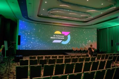 Rejestracja, kuluary, stoiska partnerów i sponsorów - zdjęcie 13