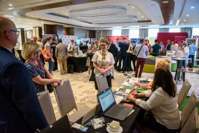 Rejestracja, kuluary, stoiska partnerów i sponsorów - zdjęcie 8