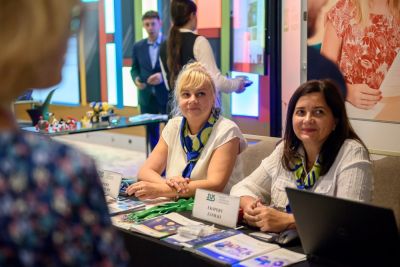 Rejestracja, kuluary, stoiska partnerów i sponsorów - zdjęcie 10